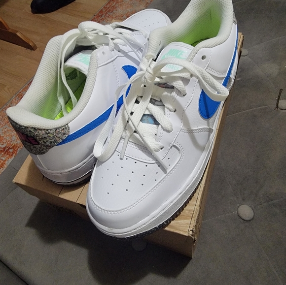 Nike air force 1 LV8 size 7y - Picture 4 of 4